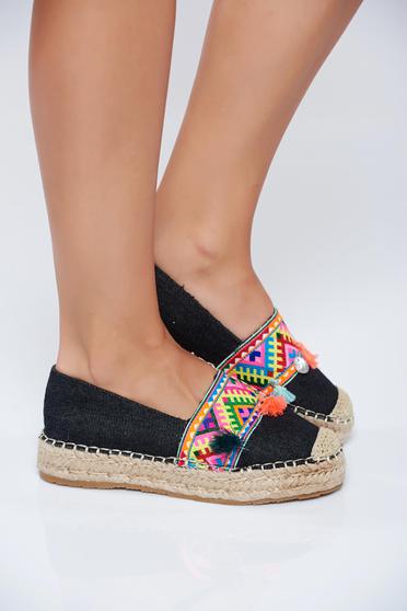 Fekete bojtos espadrilles hímzett betétekkel