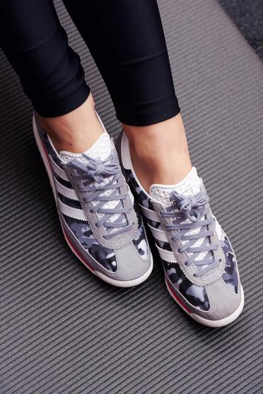 Szürke Adidas originals hétköznapi sport cipő nyomtatott mintával