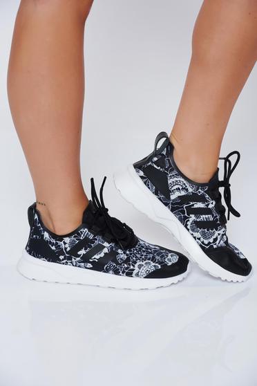 Fekete Adidas originals hétköznapi habtalpú sport cipő fűzővel köthető meg