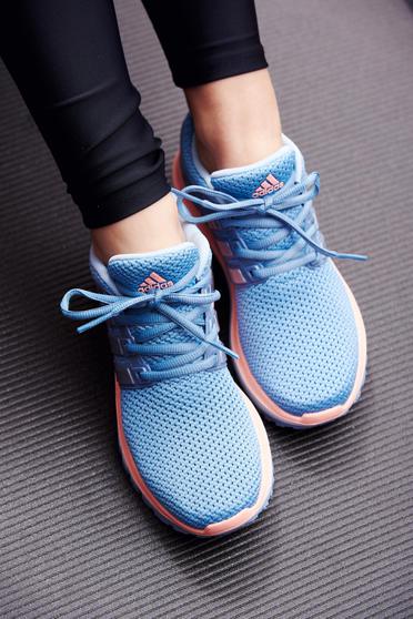 Kék Adidas hétköznapi sport cipő fűzővel köthető meg a talp nagyon könnyű