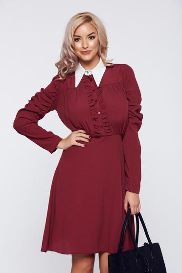 Burgundy PrettyGirl elegáns hétköznapi ruha hegyes gallérral gyűrött anyagból