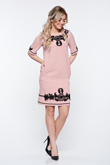 Rózsaszínű LaDonna elegáns zsebes ruha hímzett betétekkel
