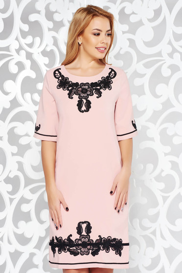 Rózsaszínű LaDonna elegáns zsebes ruha hímzett betétekkel