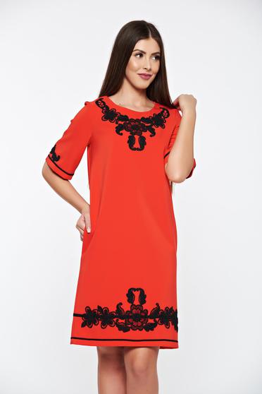 Piros LaDonna elegáns zsebes ruha hímzett betétekkel