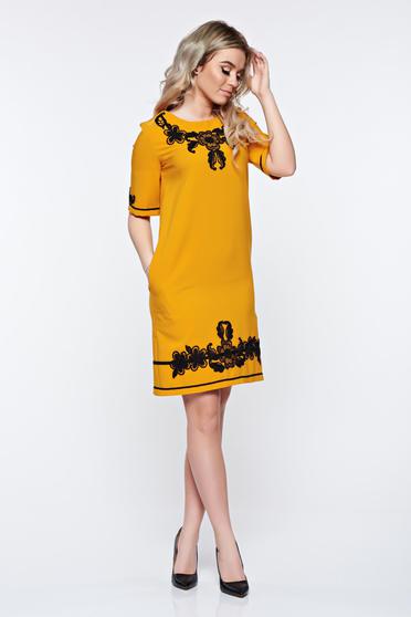 Mustarsárga LaDonna elegáns zsebes ruha hímzett betétekkel