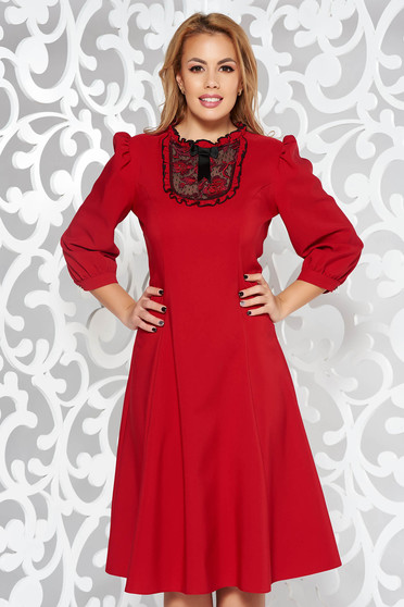 Burgundy LaDonna elegáns harang ruha enyhén rugalmas szövet csipke díszítéssel