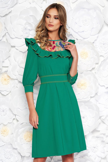 Zöld LaDonna elegáns bő szabású ruha enyhén rugalmas szövet hímzett belső béléssel övvel ellátva