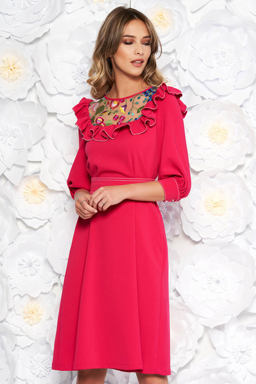 Fukszia LaDonna elegáns bő szabású ruha enyhén rugalmas szövet hímzett belső béléssel övvel ellátva